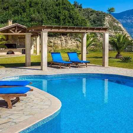 Kleismata Sleeps 8 Pool Air Con Wifi